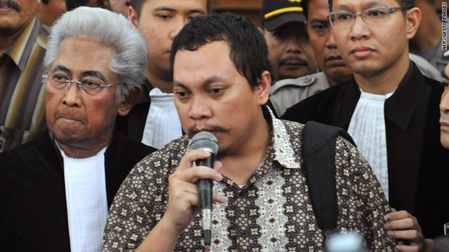 Gayus Tambunan gives a statement in court after being handed a seven-year sentence on Wednesday.