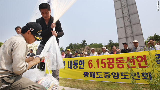 North Korean refugees prepare to release a balloon with leaflets condemning Kim Jong Il during a rally in Paju Wednesday.