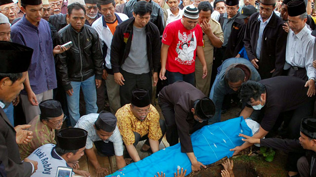 Members of the Ahmadiyah Islamic sect bury a fellow member in Banten province on February 8, 2011