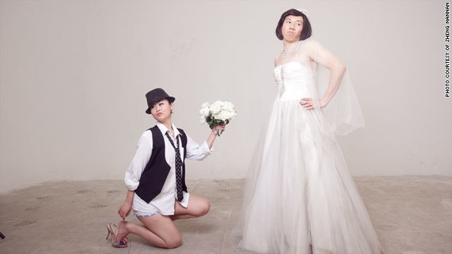 Zheng Nannan and her fiancé Zhang Hao cross-dress to pose for their pre-wedding photos.