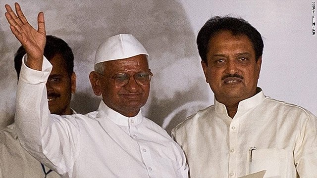 Anna Hazare waves to supporters as he is presented with a letter signed by Indian Prime Minister Manmohan Singh.
