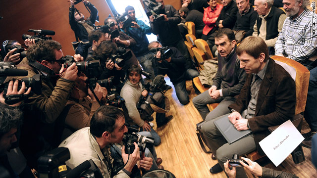 Rufi Etxebarria (R) announced that former Batasuna leaders plan to run candidates in Spain's upcoming elections.