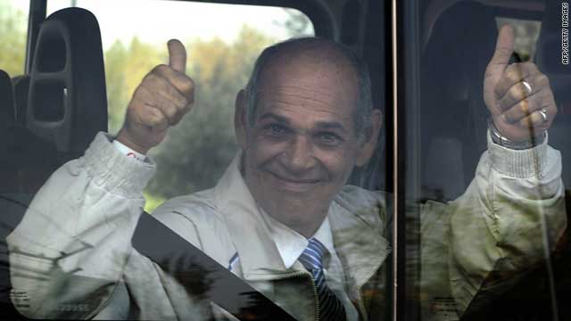 Cuban dissident Orlando Fundora, who was arrested in 2003, gives the thumbs up as he leaves Madrid's Barajas airport Friday.