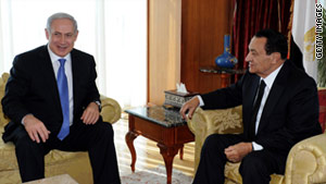 Egyptian President Hosni Mubarak (R) warned Benjamin Netanyahu against "any new assault on the people of Gaza."