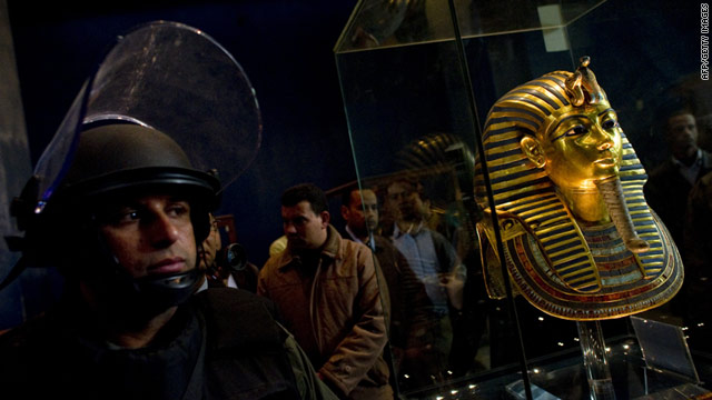 A soldiers stands guard next to Tutankhamun's gold funerary mask inside the Egyptian Museum on February 16, 2011.