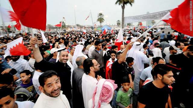 Saudi Arabian Shiites in Bahrain call for the release of Shiite prisoners.