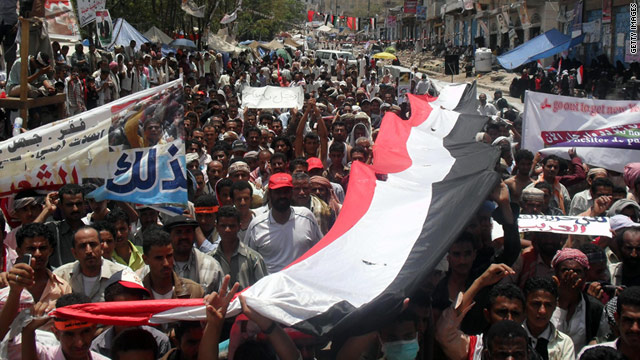 Anti-government protesters demonstrate in the Yemeni city of Taez (Taiz) on April 10, 2011.
