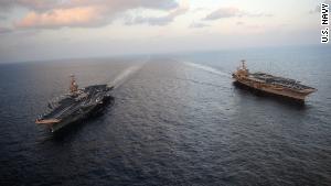 Kapal Induk USS Abraham Lincoln & USS John Stennis berlayar melalui Selat Hrmuz ke Teul Persia