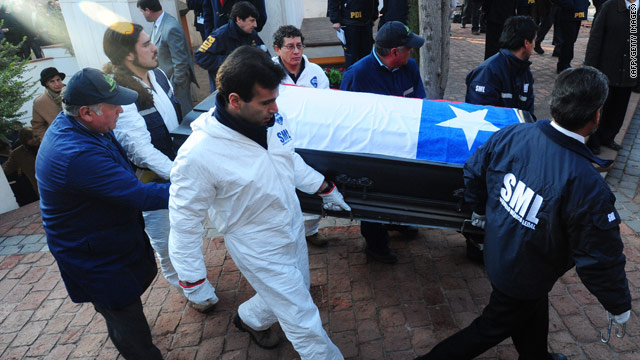 Exhuman los restos de Salvador Allende