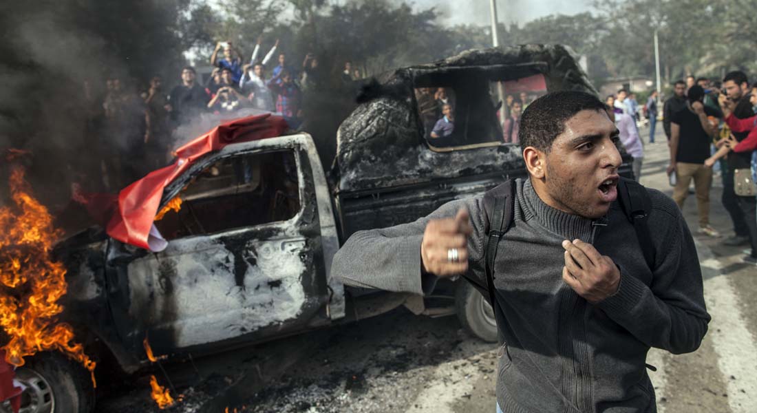 مصر: حبس متهمين بحرق سيارات دبلوماسيين في القنصلية السعودية بالسويس - CNNArabic.com