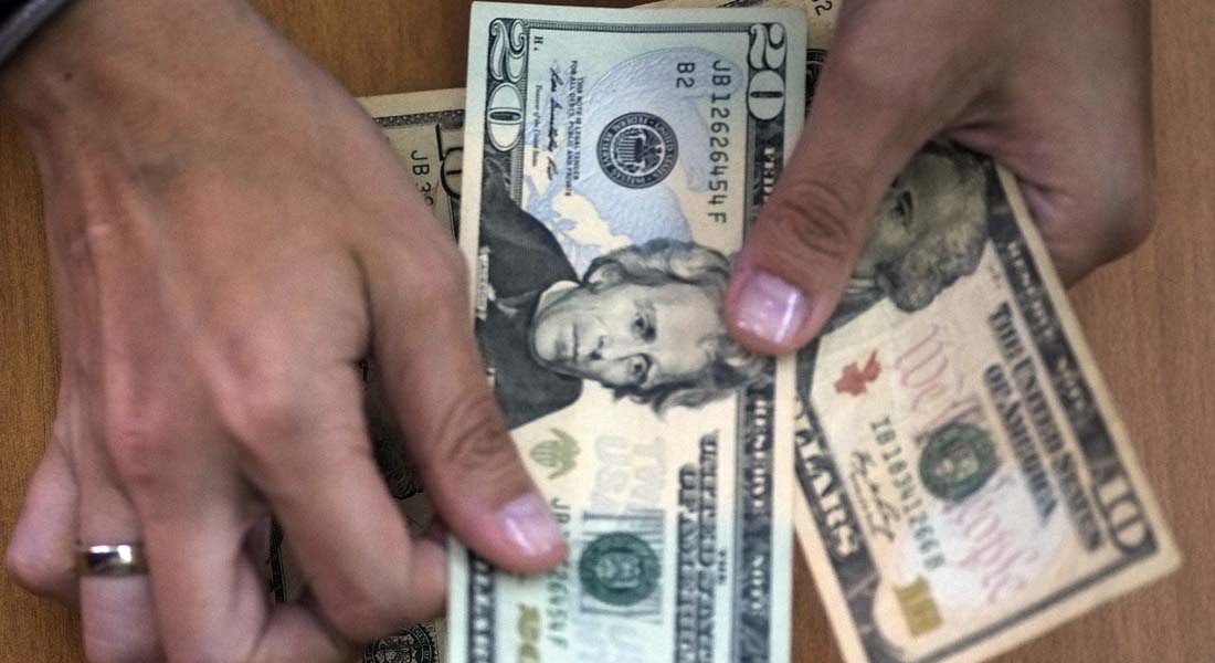 الجنيه المصري يسجل أدنى مستوى له أمام الدولار الأمريكي 