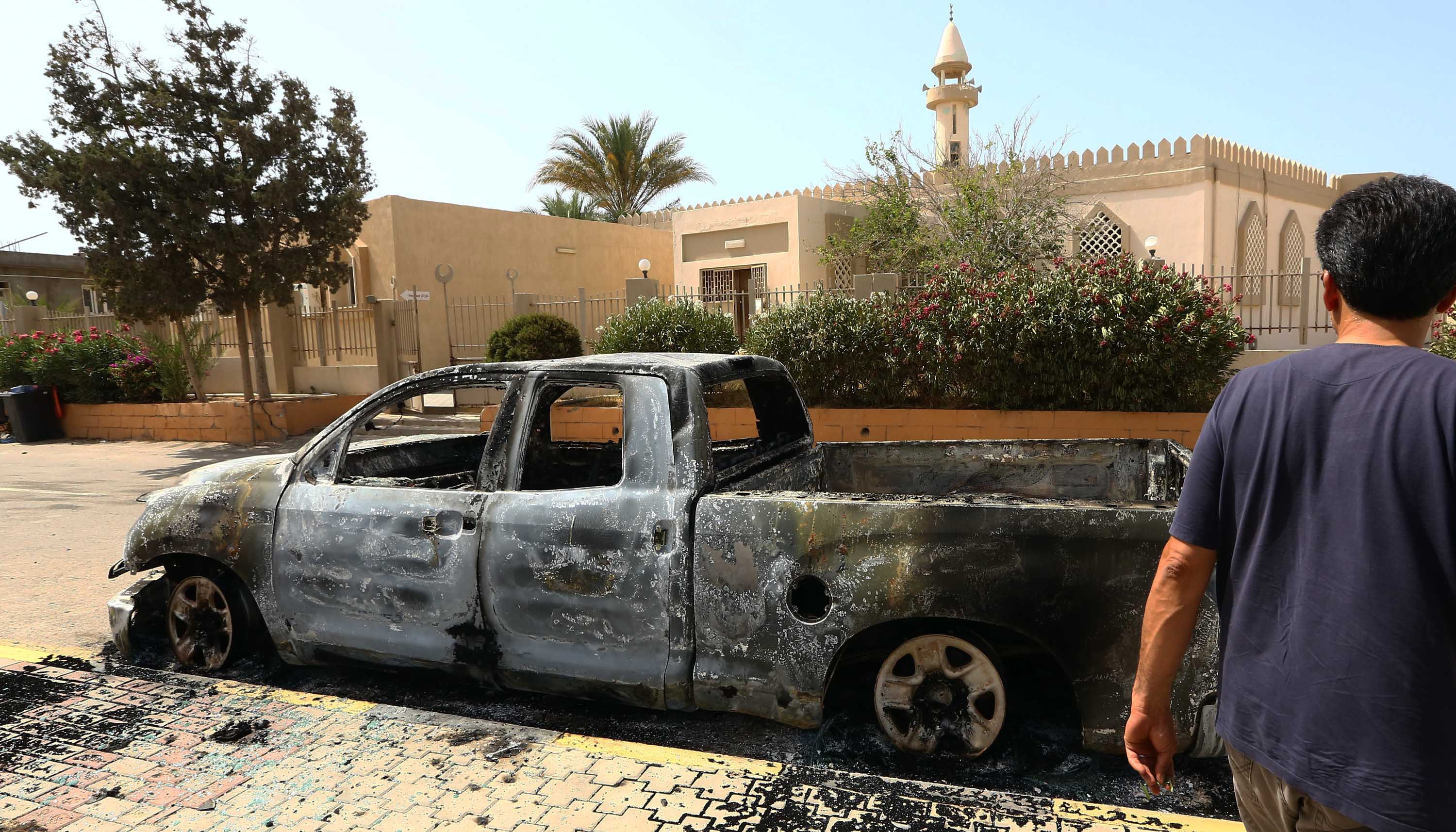 ليبيا معارك للسيطرة على مطار طرابلس وغرفة عمليات الثوار تستنفر وتحذر حفتر 