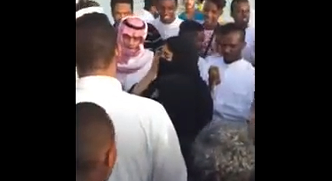 بالفيديو.. غضب على تويتر بعد فيديو لتحرش جماعي بفتاتين في جدة - CNNArabic.com