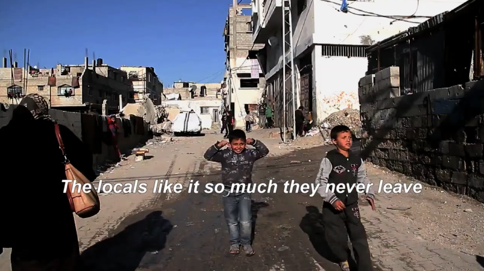 دخل متخفيا إلى غزة ونقل للعالم معاناة الفلسطينيين على جدران المنازل المهدمة - CNNArabic.com