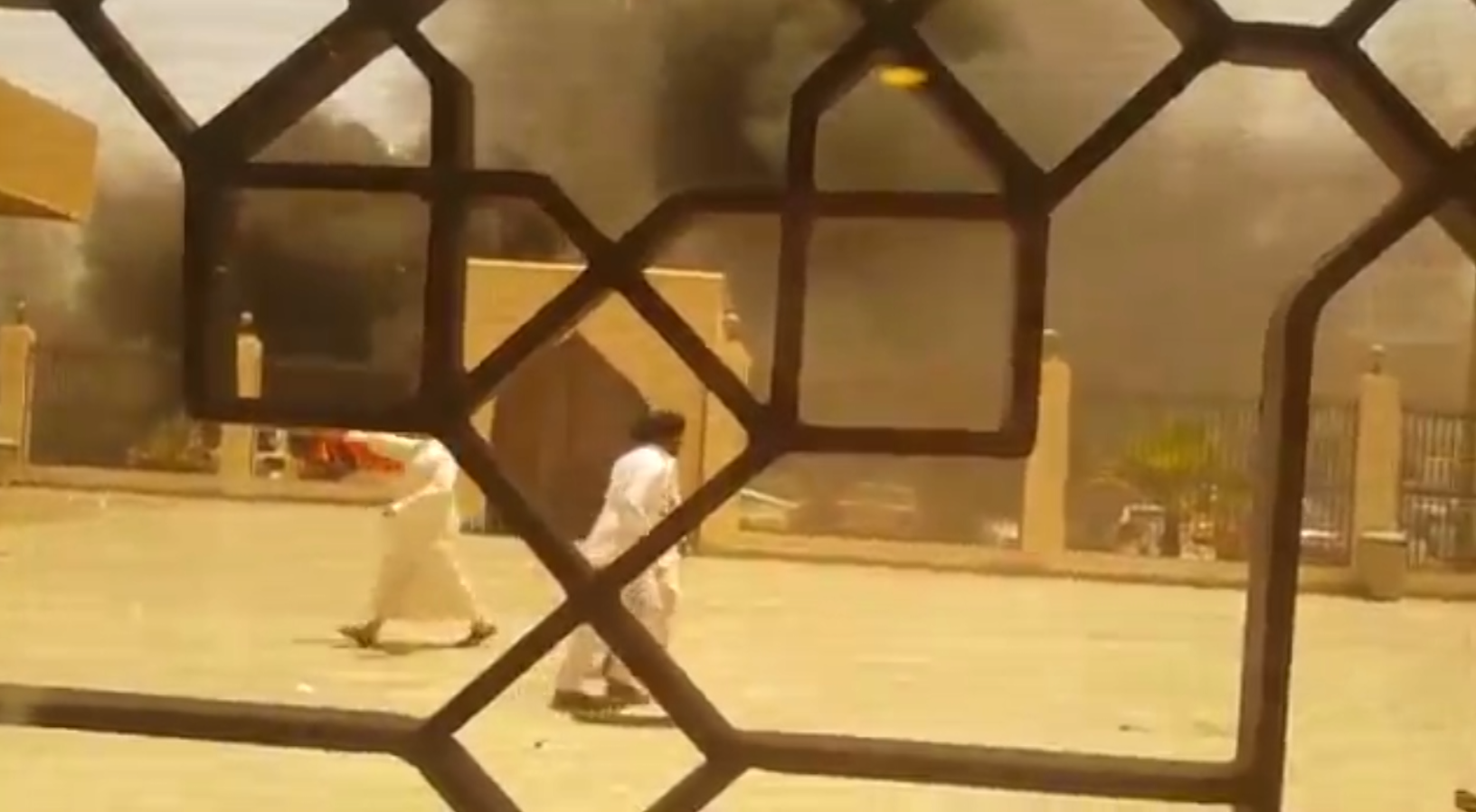 شاهد.. لحظة وقوع تفجير انتحاري استهدف مسجدا للشيعة بالدمام شرق السعودية - CNNArabic.com