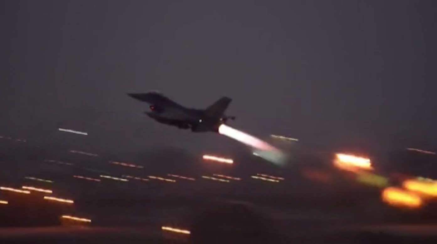 بالفيديو.. أولى غارات المقاتلات الأمريكية على مواقع  داعش  من تركيا - CNNArabic.com