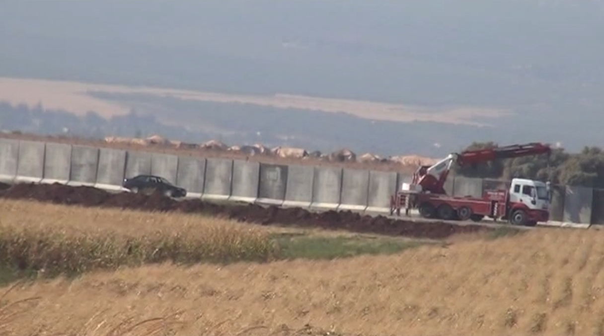 بالفيديو.. تركيا تبني جداراً خرسانياً على حدودها مع سوريا - CNNArabic.com