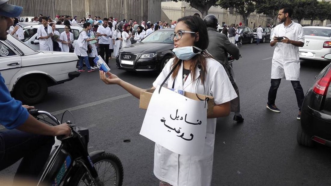 الطلبة الأطباء المغاربة يحتجون ببيع المناديل الورقية وغسل السيارات - CNNArabic.com