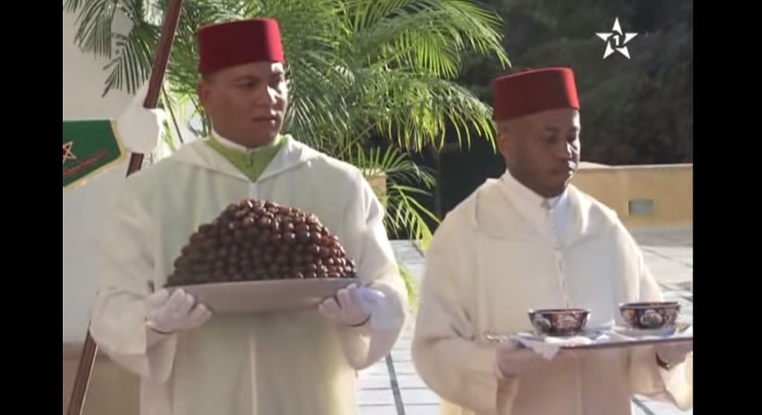 طريف.. خدم البلاط يقدم للملك المغربي التمر والحليب في عز نهار رمضان - CNNArabic.com