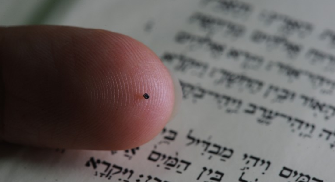 شاهد أصغر كتاب مقدس في العالم بتقنية النانو.. بالحرف العبري ويسع على رأس قلم - CNNArabic.com