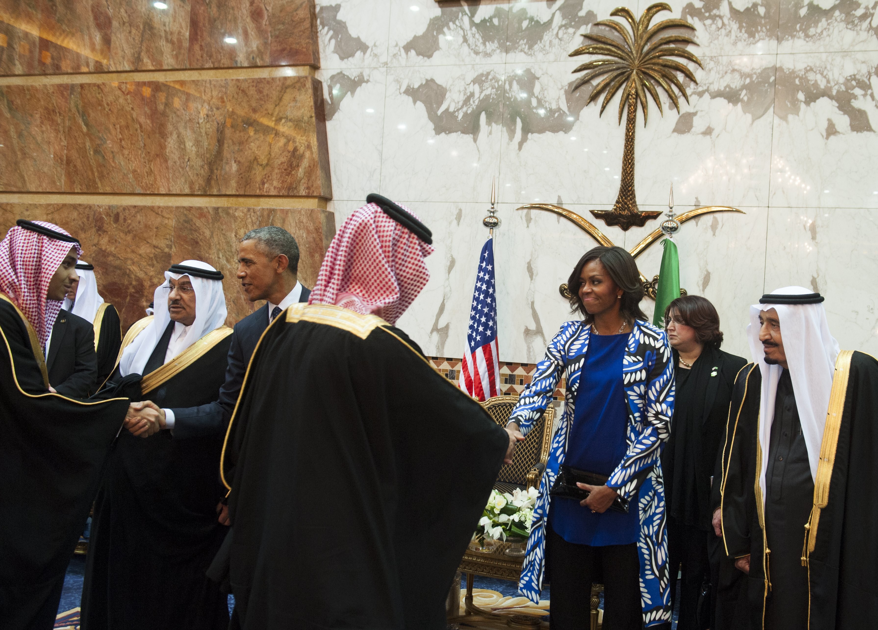 بالصور: زوجة أوباما صافحت العاهل السعودي باليد.. هل من مشكلة في ذلك؟ - CNNArabic.com