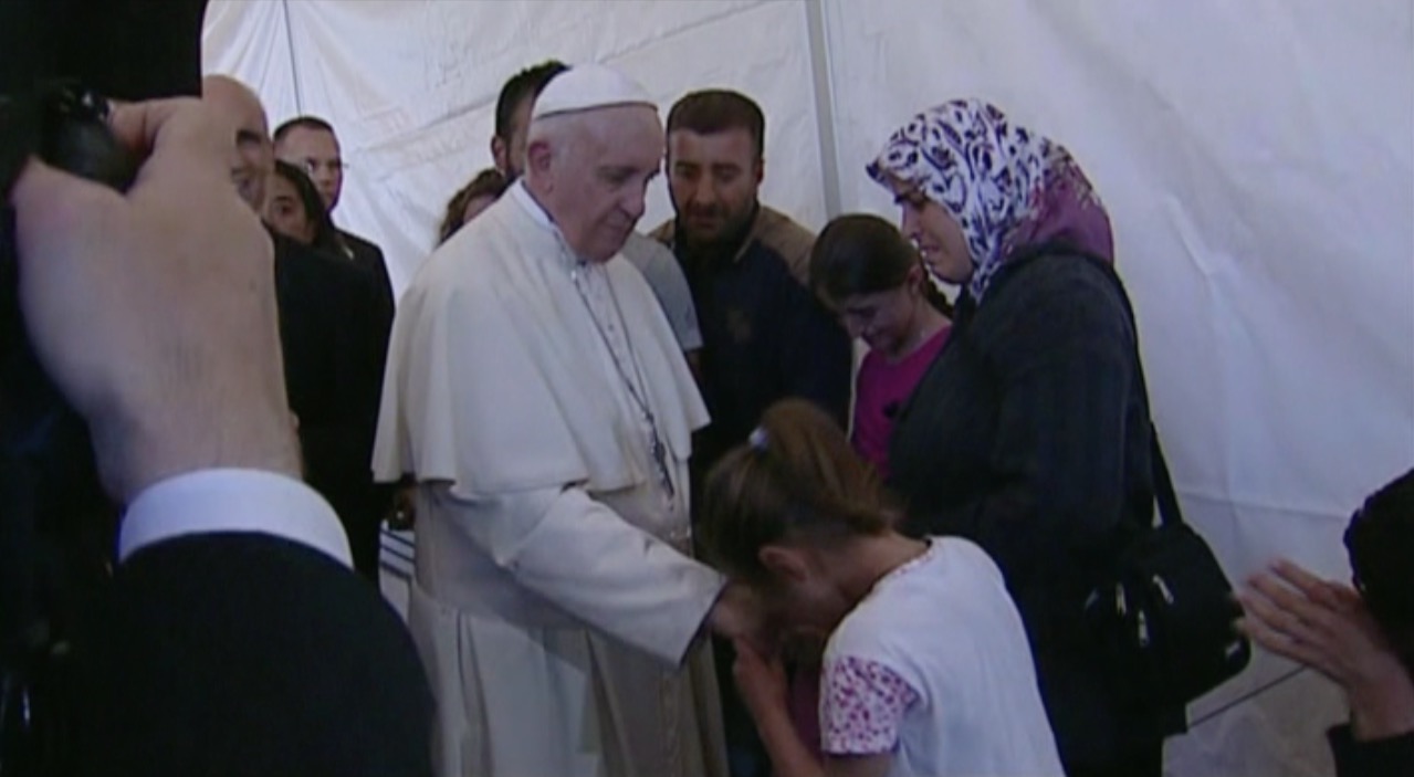 بالفيديو: بابا الفاتيكان يغادر اليونان بـ 12 لاجئا سورياً.. ويؤكد: لستم وحدكم - CNNArabic.com
