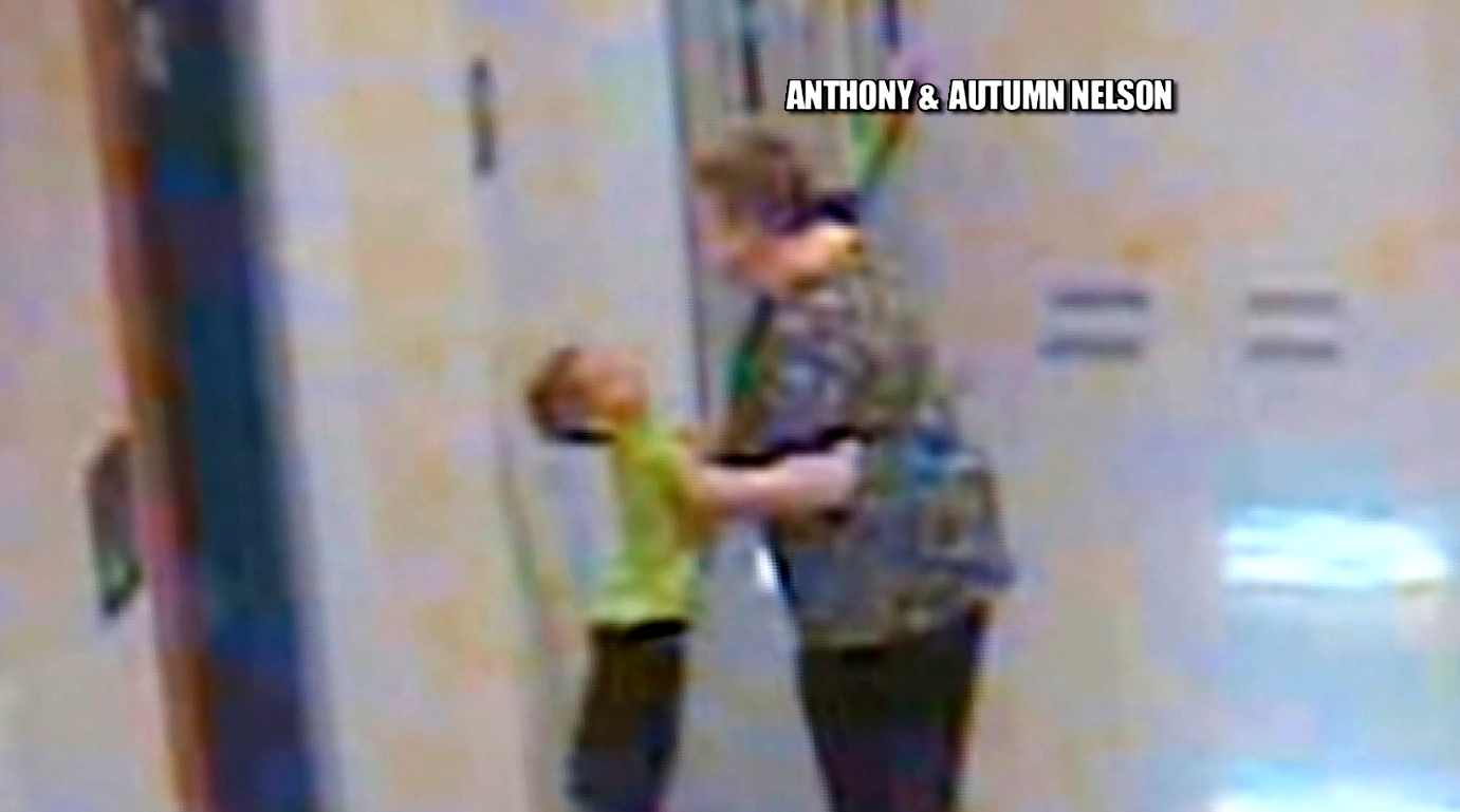 معلمة تمسك بعنق طالب في السادسة وتدفعه على الحائط