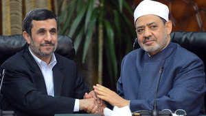 شيخ الأزهر أحمد الطيب يصافح الرئيس الإيراني السابق أحمدي نجاد خلال زيارته للجامع الأزهر بالقاهرة 5 فبراير/ شباط 2013