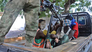 مشتبه في انتمائهم لحركة الشباب الصومالية معتقلون في سيارة عسكرية بعد هجوم على مقر قوات الاتحاد الافريقي في مقديشو 26 ديسمبر/ كانون الأول 2014