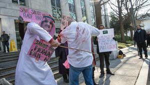 محتجون يقومون بتمثيل عملية الجلد أمام السفارة السعودية في واشنطن، احتجاجا على الحكم على رائف بدوي بألف جلدة - 15 يناير/ كانون الثاني 2015 