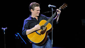 براين آدمز ينتقد الجمارك في مصر: شوهوا "قيثارتي" التي تعود للعام 1946 بقلم تخطيط أخضر