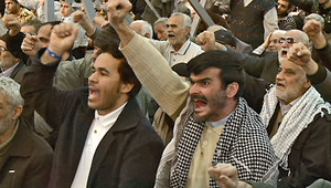 إيرانيون أثناء خطبة صلاة الجمعة