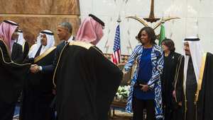 بالصور: زوجة أوباما صافحت العاهل السعودي باليد.. هل من مشكلة في ذلك؟