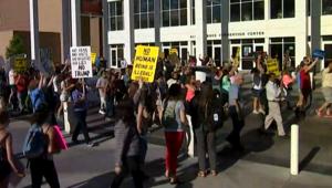 كيف استقبلت ولاية  نيومكسيكو ترامب؟ برشق الحجارة والزجاجات