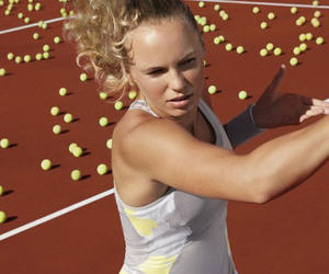 الأزياء الرياضية تطل "بأناقة" على ساحة الموضة الباريسية