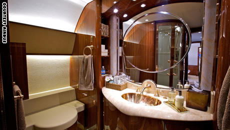 الحمام على متن طائرة كوملكس إيرباص ACJ 319 هذه طائرة "VIP" بكلفة 200 مليون دولار للأثرياء