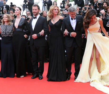 الممثل جاك أوكونيل، المخرجة جودي فوستر، الممثلة كاتريونا بالف، الممثل دومينيك ويست، الممثلة جوليا روبرتس، والممثل جورج كلوني وزوجته البريطانية من أصل لبناني أمل كلوني في صورة لفيلم Money Monster