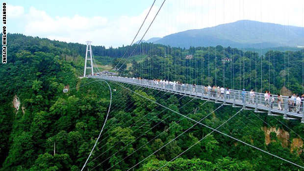 141023154451-footbridge-kok_0.jpg