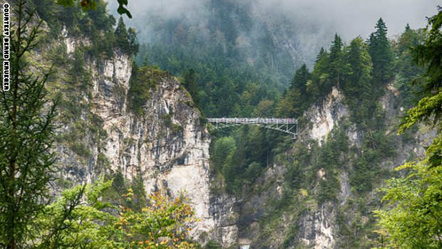 141023155338-footbridge-mar_0.jpg