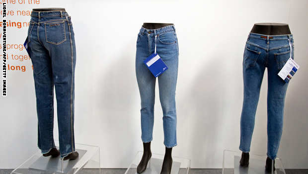 بناطيل جينز في فاترينة عرض