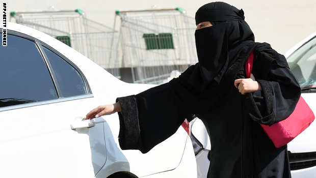 عضو شورى سعودي بعد قفز امرأة من سيارة هربا من التحرش: حتى متى نمنع قيادة النساء؟