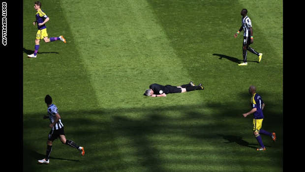 الحكم "كريس فوي" بعد أن أصيب بالكرة في وجهه خلال الدوري الانجليزي لكرة القدم نيوكاسل وسوانسي سيتي .
