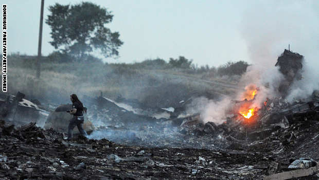 بالصور .. الطائرة الماليزية التي سقطت في أوكرانيا .. جثث وحطام وحقائب A1