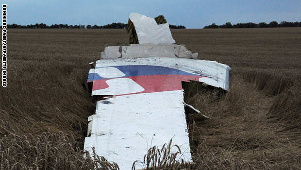 بالصور .. الطائرة الماليزية التي سقطت في أوكرانيا .. جثث وحطام وحقائب A2