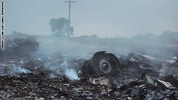 بالصور .. الطائرة الماليزية التي سقطت في أوكرانيا .. جثث وحطام وحقائب A3
