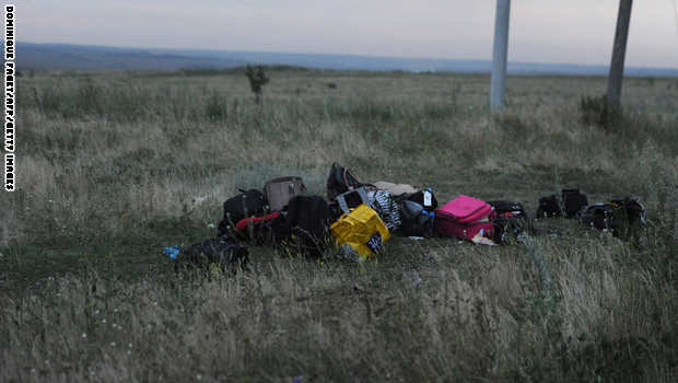 بالصور .. الطائرة الماليزية التي سقطت في أوكرانيا .. جثث وحطام وحقائب A4