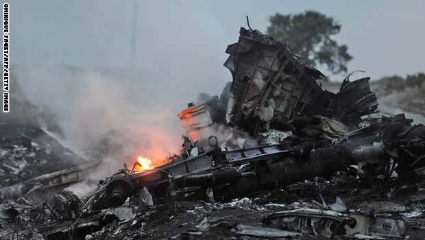 بالصور .. الطائرة الماليزية التي سقطت في أوكرانيا .. جثث وحطام وحقائب A5