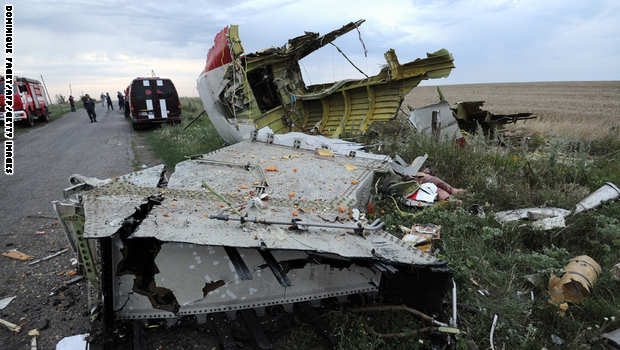 بالصور .. الطائرة الماليزية التي سقطت في أوكرانيا .. جثث وحطام وحقائب A6