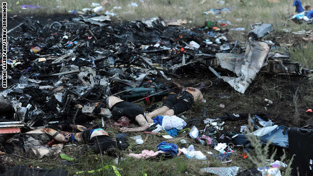 بالصور .. الطائرة الماليزية التي سقطت في أوكرانيا .. جثث وحطام وحقائب A7