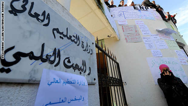 صورة أرشيفية لمظاهرة سابقة أمام وزارة التعليم العالي في الجزائر
